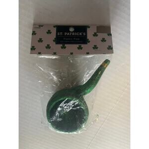 St. Patrick’s Day Leprechaun Pipe Sign, Green Glitter Pipe Decor, Irish Wreath